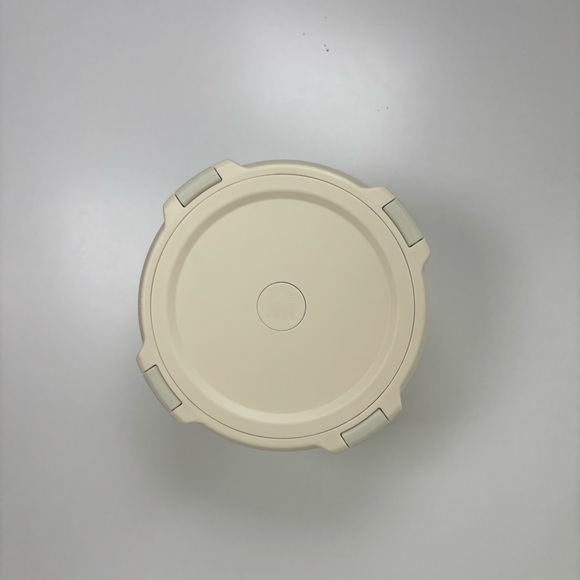 Stanley Fresh-To-Table Leakproof Bowl in Cream Gloss 16oz / 0.5qt - Picture 4 of 5